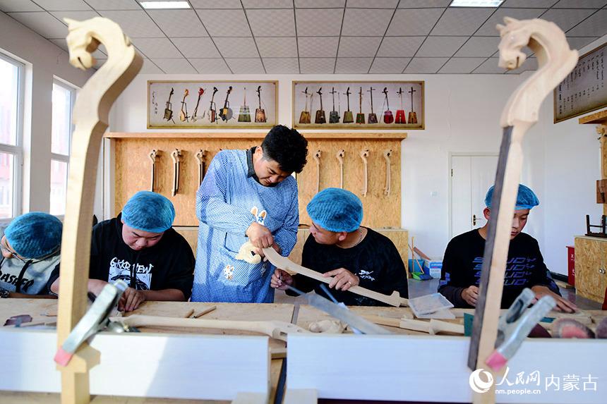 胡雅格正在指導學生制作馬頭琴。人民網 劉藝琳攝
