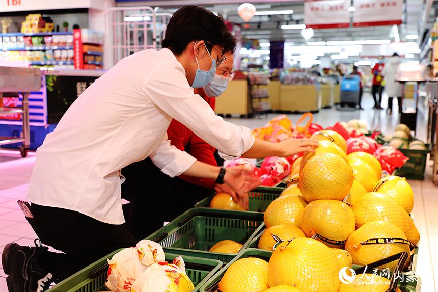 滿洲裡超市內生活物資供應充足。王化勇攝