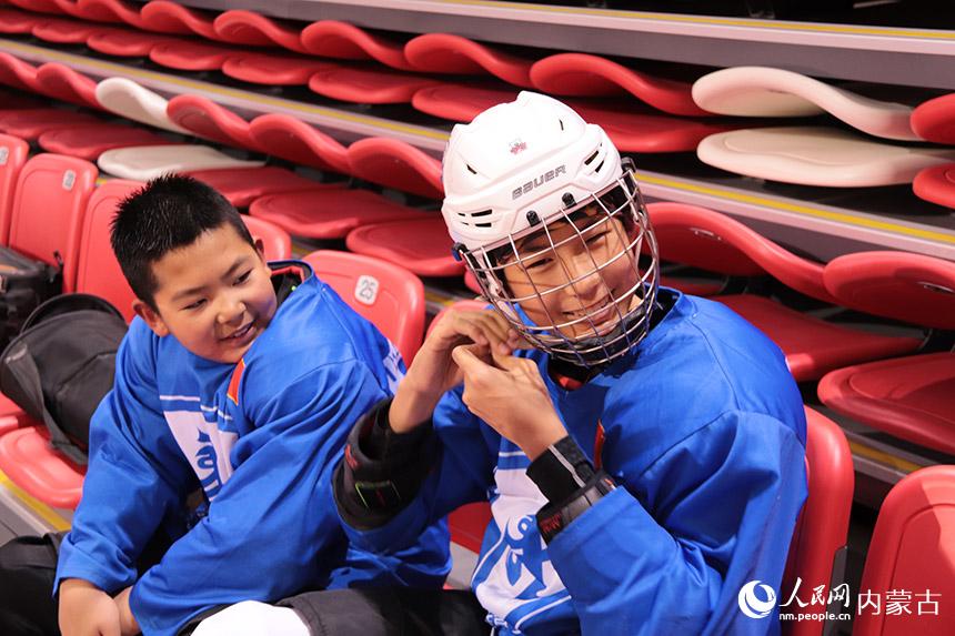 青少年冰球運動員佩戴頭盔准備訓練。人民網 劉藝琳攝