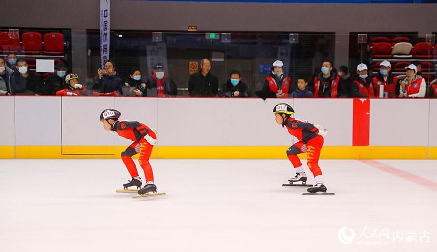 青少年速滑運動員正在冰場訓練。人民網 寇雅楠攝