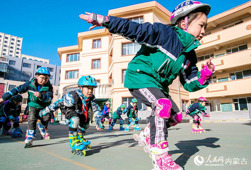 12月22日，內蒙古呼和浩特市玉泉區恆昌店巷小學學生在練習輪滑。丁根厚攝
