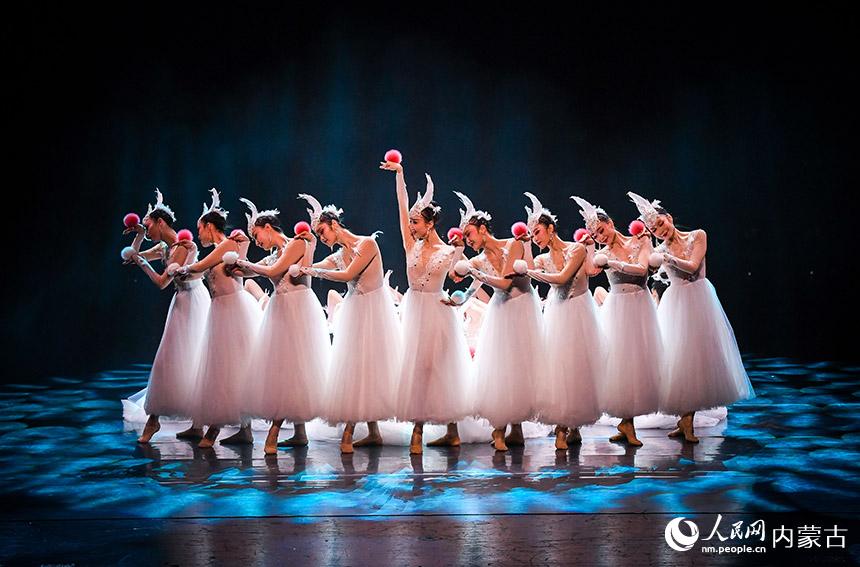 1月12日晚，演员在2022内蒙古新年舞蹈晚会上表演舞蹈《春之韵》。丁根厚摄