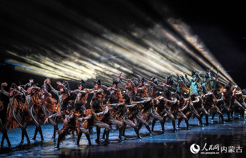 演員在2022內蒙古新年舞蹈晚會上表演舞蹈《蒙古馬》。丁根厚攝