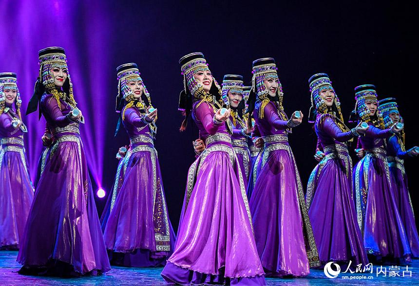 演員在2022內蒙古新年舞蹈晚會上表演舞蹈《盅舞》。丁根厚攝