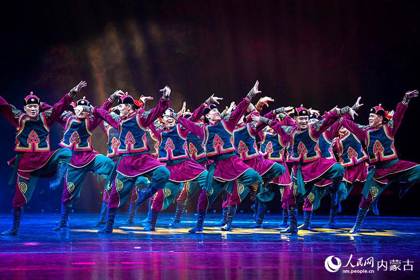 演員在2022內蒙古新年舞蹈晚會上表演舞蹈《黑緞子坎肩》。丁根厚攝