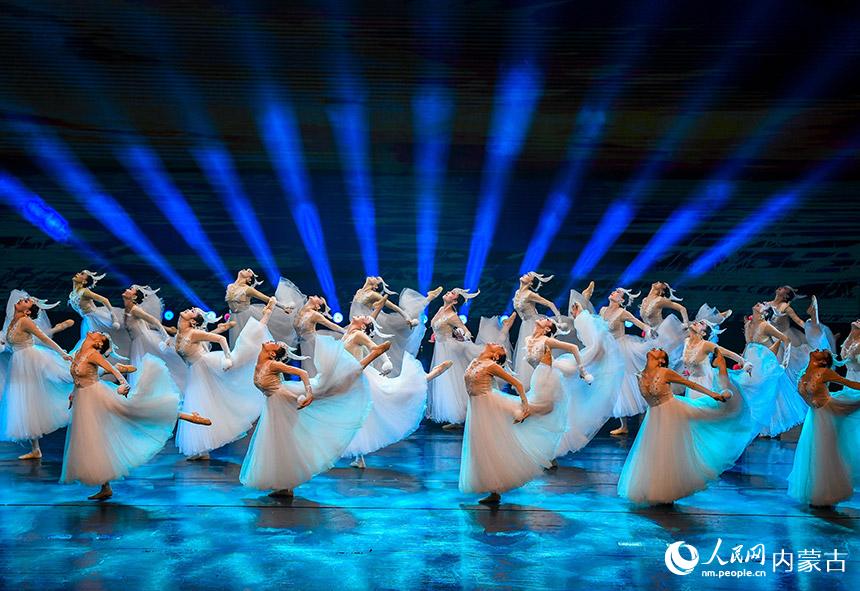 演員在2022內蒙古新年舞蹈晚會上表演舞蹈《春之韻》。丁根厚攝