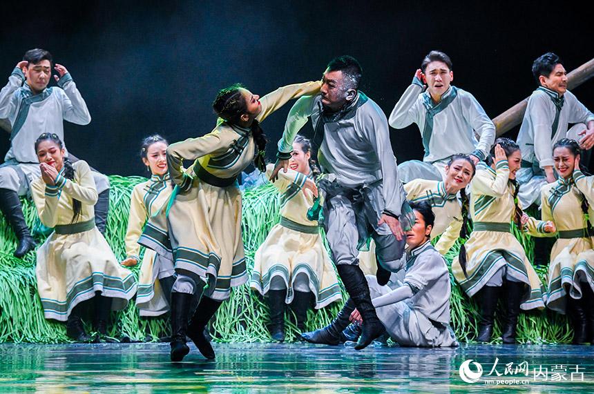演員在2022內蒙古新年舞蹈晚會上表演群舞《浪漫草原》。丁根厚攝