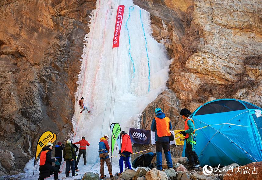 包头市土默特右旗，攀冰爱好者在内蒙古第七届攀冰交流大会上攀登冰壁。丁根厚摄