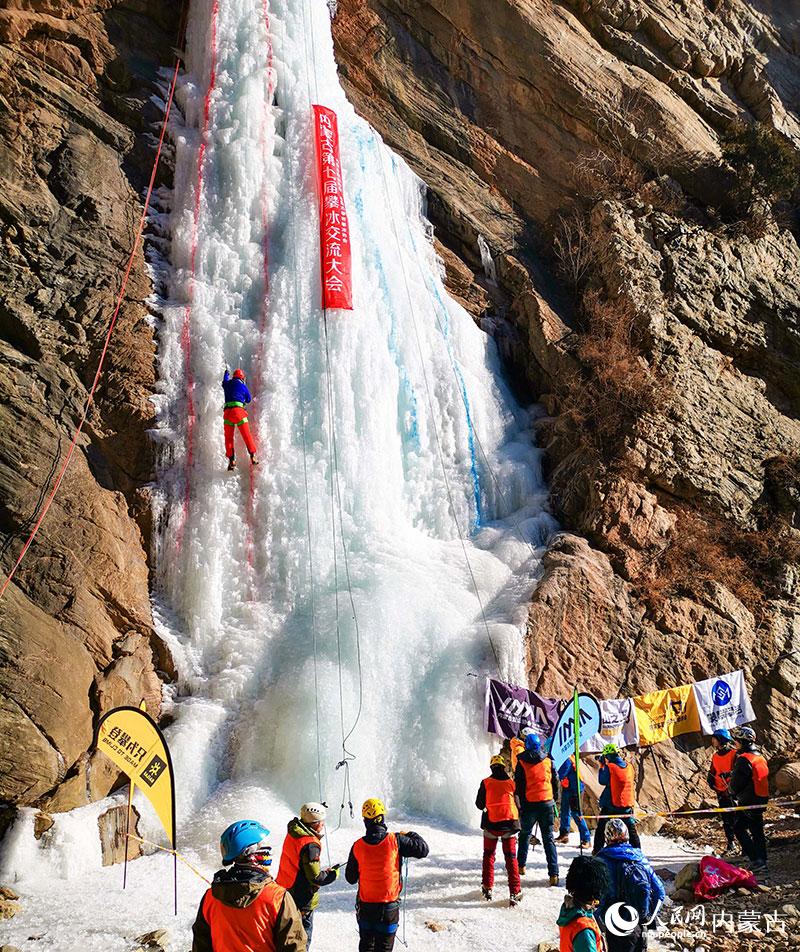 包頭市土默特右旗，攀冰愛好者在內蒙古第七屆攀冰交流大會上攀登冰壁。丁根厚攝