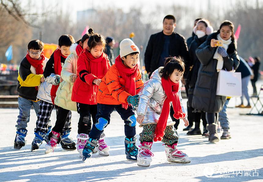 呼和浩特市玉泉區恆昌店巷小學學生在青城公園公益冰雪場體驗滑冰。丁根厚攝