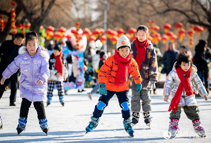 呼和浩特市玉泉區恆昌店巷小學學生在青城公園公益冰雪場體驗滑冰。丁根厚攝