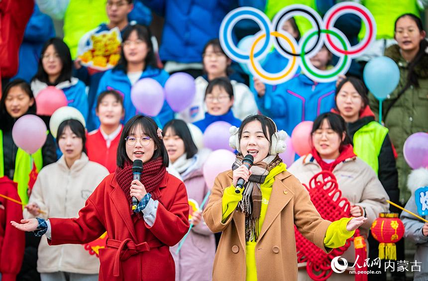 ���ͺ����е�����ѧ����Ա�����ڿ���ӭ���������ϸ߳����»�����ں��ƹ������һ����δ��������������