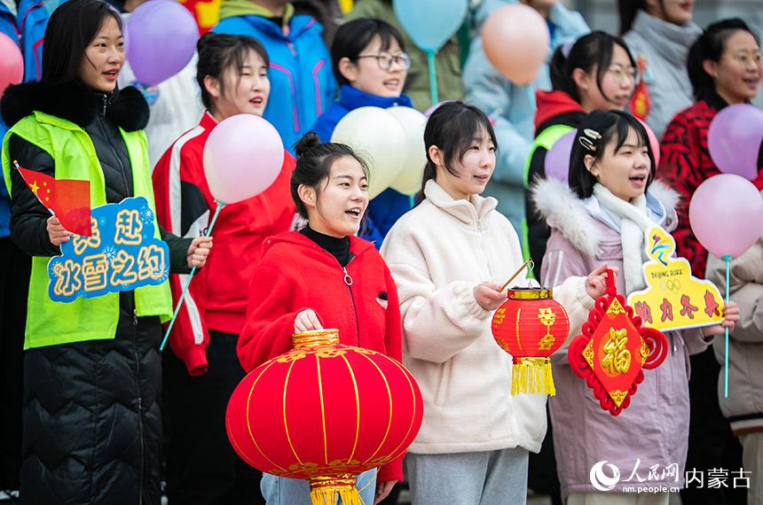 ���ͺ����е�����ѧ����Ա�����ڿ���ӭ���������ϸ߳����»�����ں��ƹ������һ����δ��������������