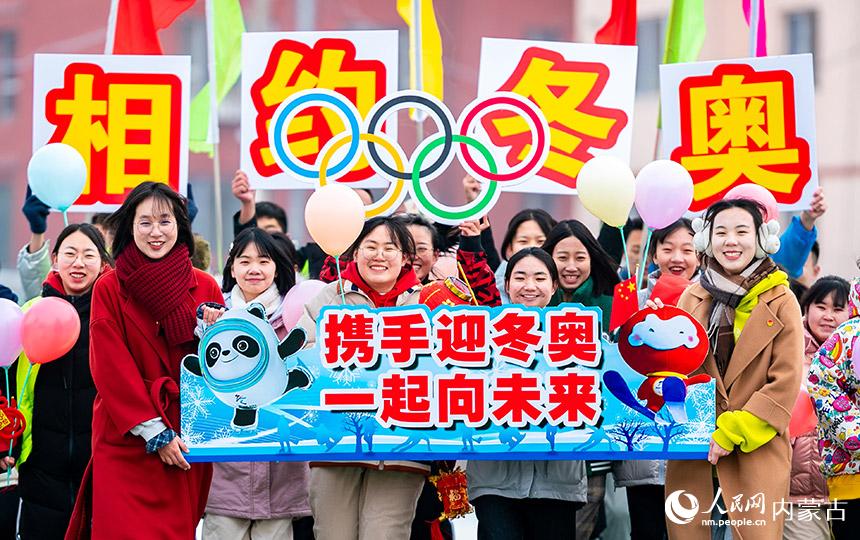 ���ͺ����е�����ѧ����Ա�����ڿ���ӭ����������Ϊ����2022�궬�»���������������