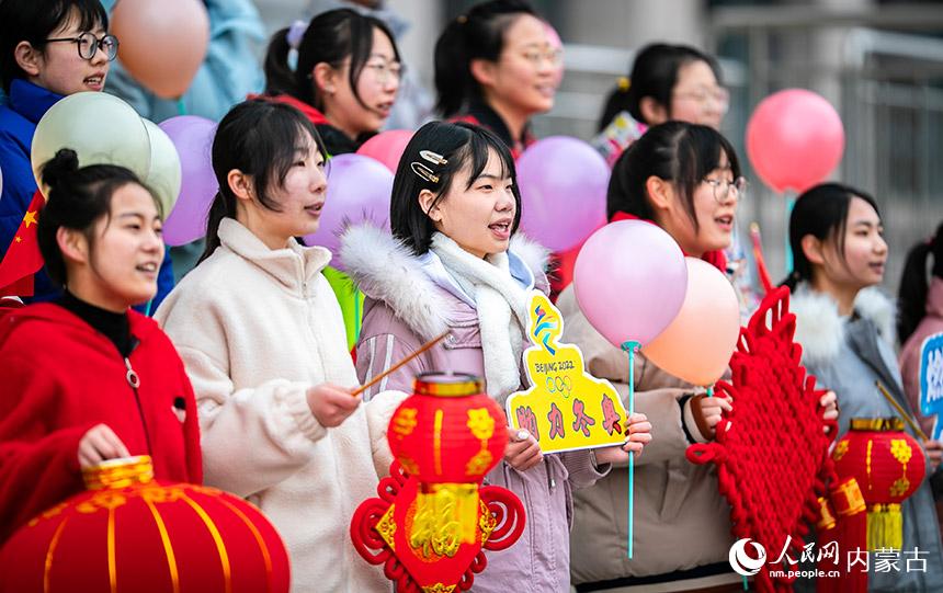 ���ͺ����е�����ѧ����Ա�����ڿ���ӭ���������ϸ߳�����������Զ��������������