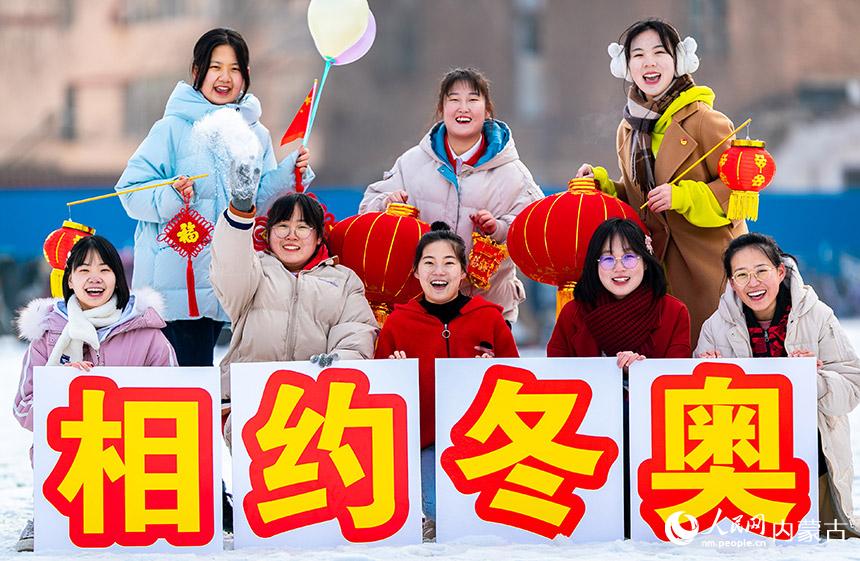 ���ͺ����е�����ѧ����Ա�����ڿ���ӭ���������ϻ�������������