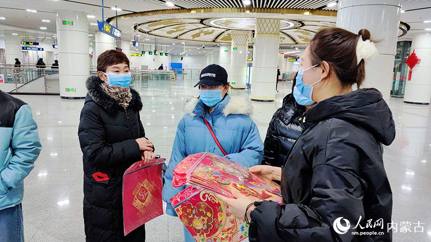 地铁工作人员为市民乘客送福字。张晓宇摄