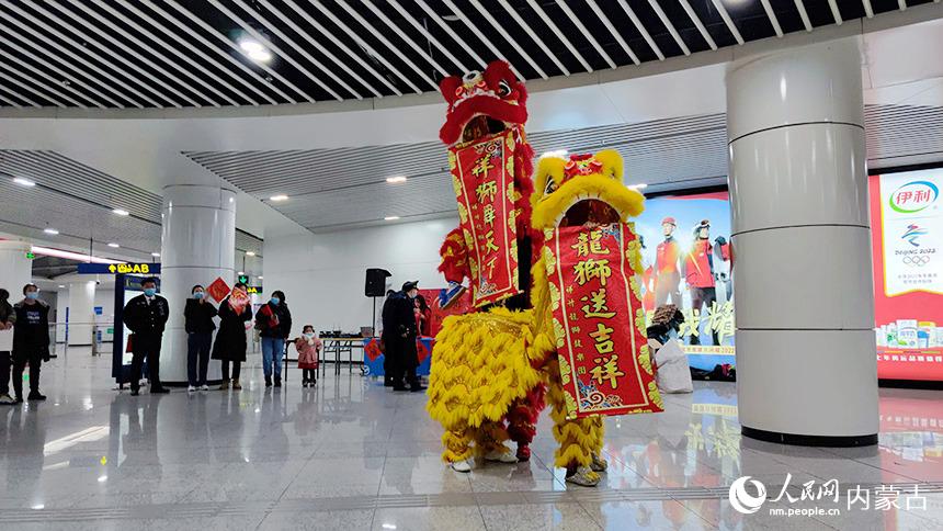 现场为市民、乘客带来舞狮表演。张晓宇摄