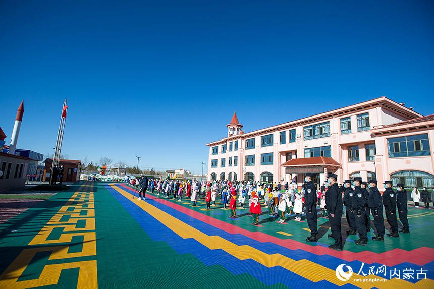 二連出入境邊防檢查站民警和幼兒園師生共同參加升國旗儀式。郭鵬杰攝
