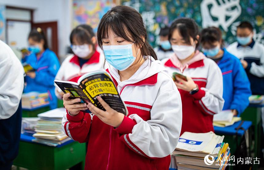 內蒙古自治區呼和浩特市第六中學高三年級學生在進行晨讀。丁根厚攝