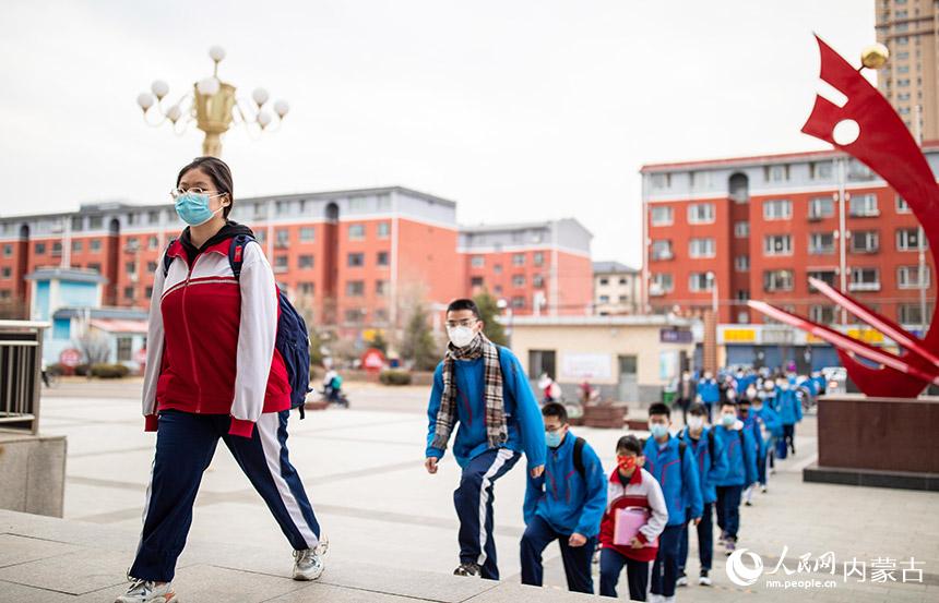 內蒙古自治區呼和浩特市第六中學高三年級學生排隊進入校園。丁根厚攝
