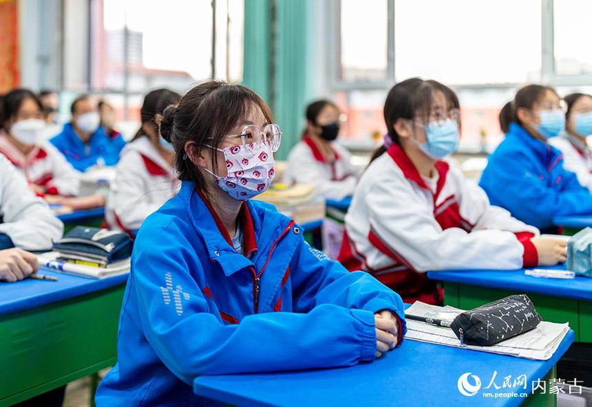 內蒙古自治區呼和浩特市第六中學高三年級學生在教室學習。丁根厚攝