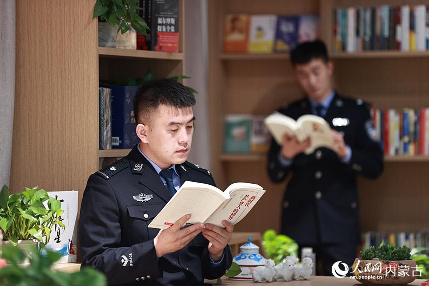 民警利用休息时间“宅”在“边检书苑”静心读书。卢兵兵摄