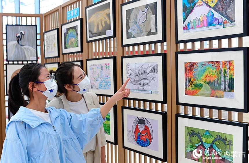 參觀者在內蒙古自然博物館觀賞科普畫展。王正攝