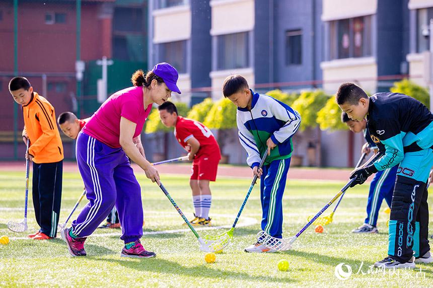 呼和浩特市玉泉區通順街小學曲棍球教練在指導學生練習曲棍球。丁根厚攝