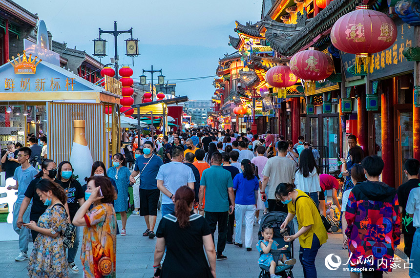 游客在呼和浩特市玉泉區塞上老街區塊的快閃店一條街游玩。丁根厚攝
