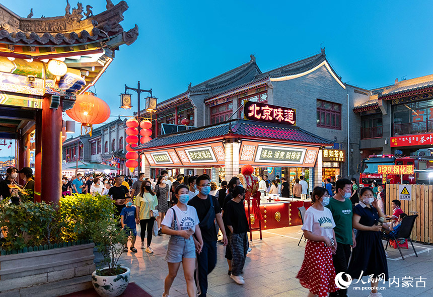 游客在呼和浩特市玉泉區塞上老街區塊的快閃店一條街游玩。丁根厚攝