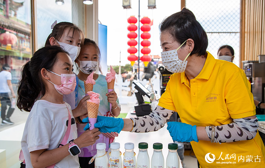 游客在呼和浩特市玉泉區塞上老街一家快閃店選購奶制品。丁根厚攝