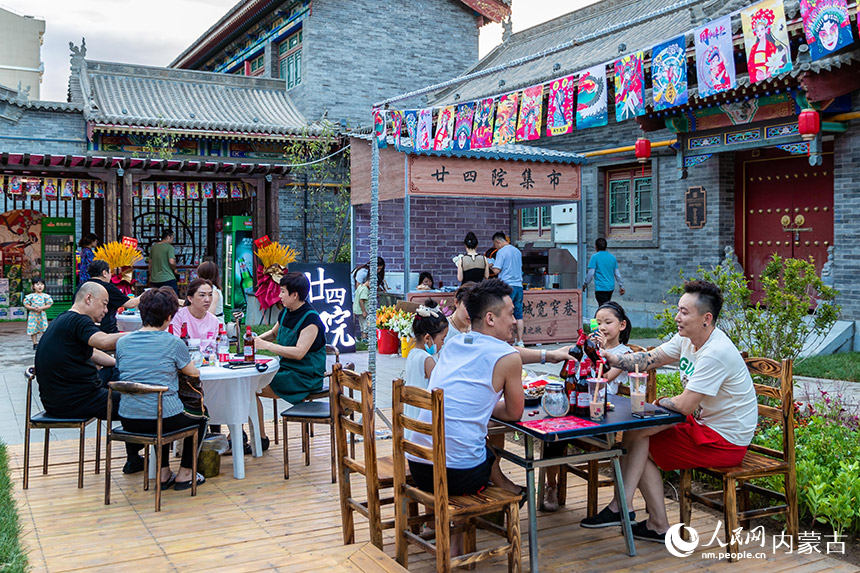 游客在呼和浩特市玉泉區“青城二十四院”避暑納涼。丁根厚攝