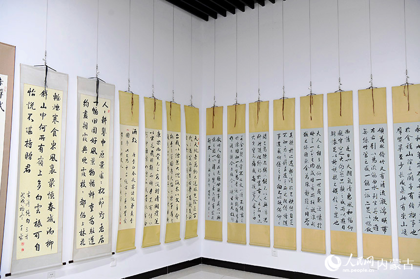 通辽市图书馆书法家作品展。人民网 寇雅楠摄