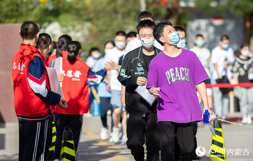 在呼和浩特市第二十六中學考點，考生准備進入考場。丁根厚攝