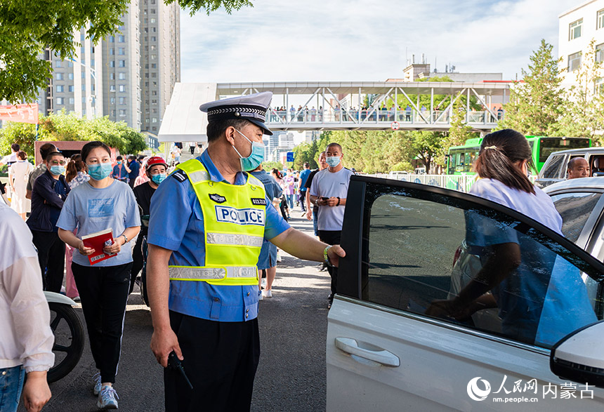 在呼和浩特市第二十六中學考點，交警在考點周邊維持秩序。丁根厚攝