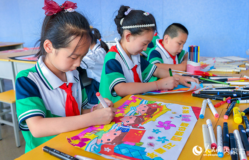 呼和浩特市玉泉區石頭巷小學學生在繪制以“慶祝香港回歸祖國25周年”為主題的兒童畫。丁根厚攝