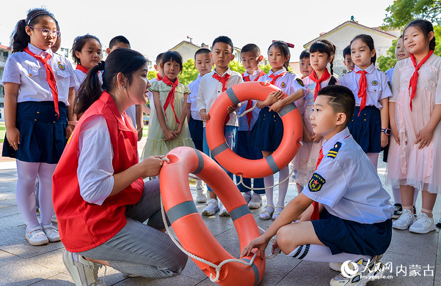 呼和浩特市玉泉区五塔寺东街小学老师在给学生普及防溺水知识。丁根厚摄