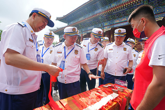 与会人员参观消防主题景区