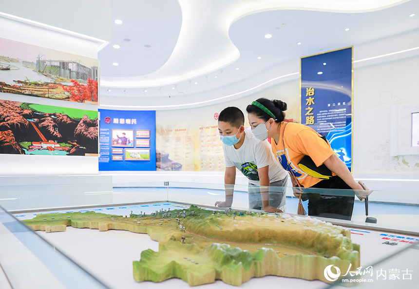 观众在展馆内观看南水北调红旗河调水工程沙盘。丁根厚摄