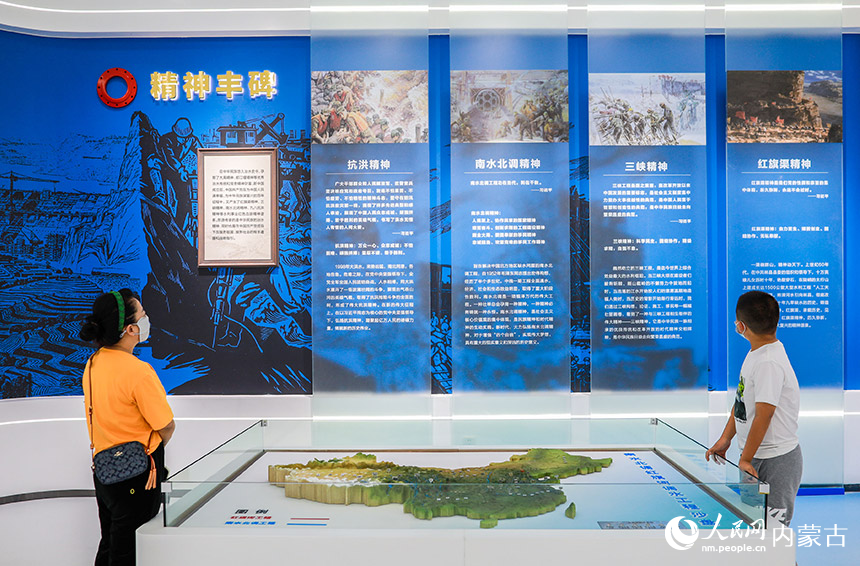 观众在展馆内观看展品。丁根厚摄