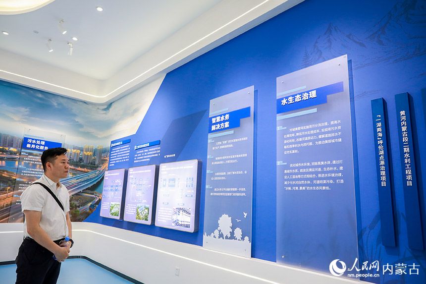 观众在展馆内观看展品。丁根厚摄