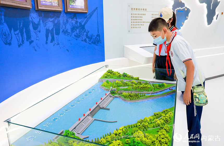 观众在展馆内观看长江三峡水利枢纽工程。丁根厚摄