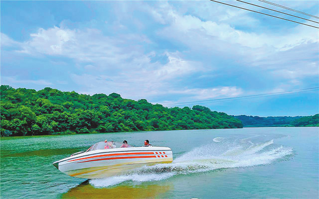游客乘坐快艇游览小青湖景区。