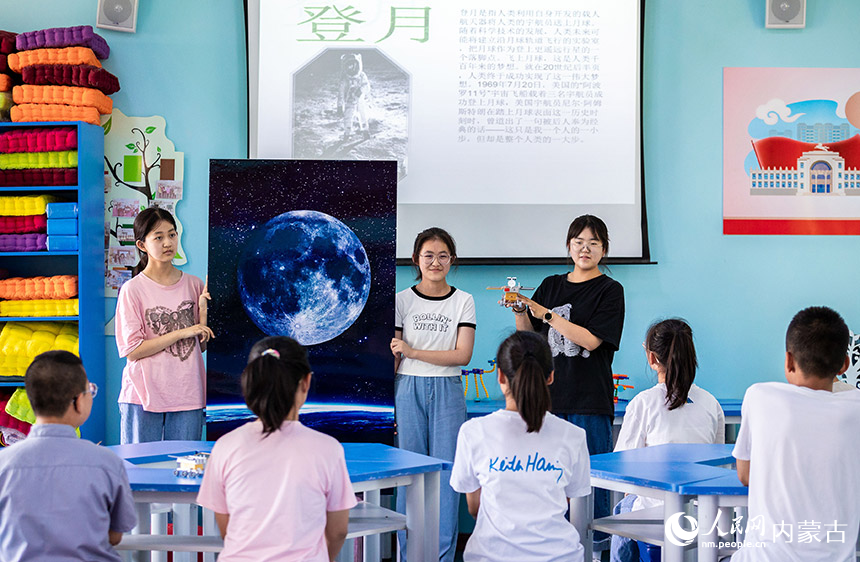 呼和浩特市第二十七中学的老师在为科技社团的学生讲解人类与月球之间的关系。丁根厚摄