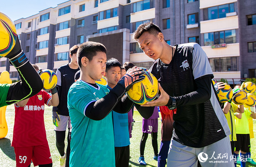 7月21日，呼和浩特青训守门员教练总监韩方腾在指导学员们练习手控制球技术。丁根厚摄