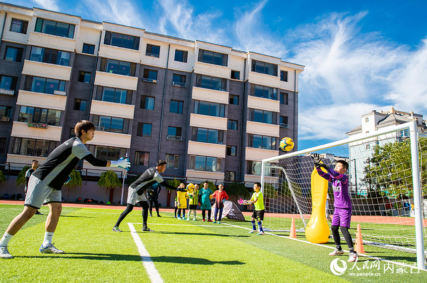 7月21日，學員們在呼和浩特市青少年足球守門員公益培訓班上練習接球。丁根厚攝