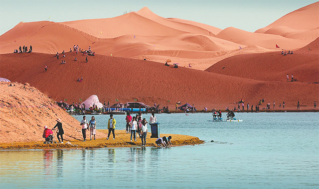 杭锦后旗乌兰布和沙海湖景区内游客们正在享受假期生活。韩哈斯 摄