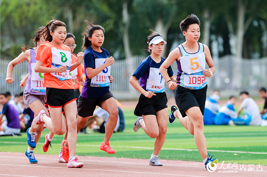参赛选手在女子高中1500米比赛中。丁根厚摄