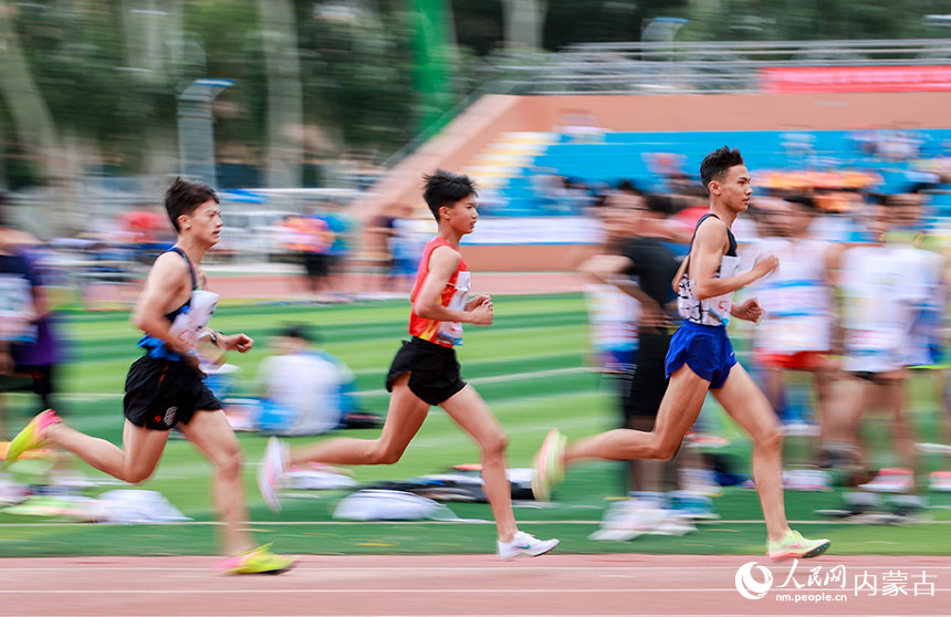 参赛选手在男子初中1500米比赛中。丁根厚摄